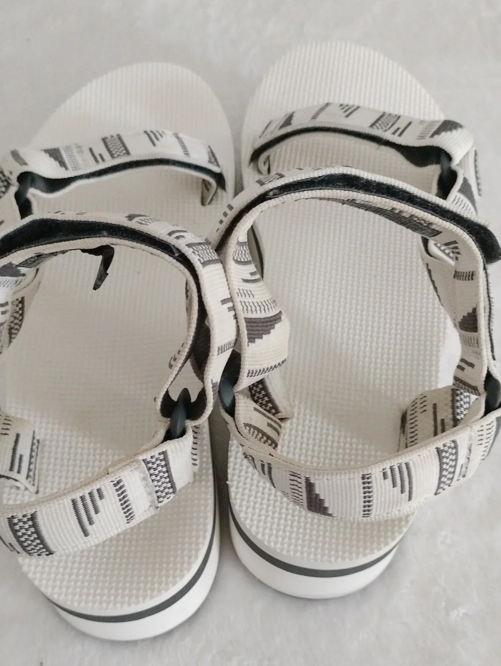 Tava Flatform Universal Platform Sandals Size 8